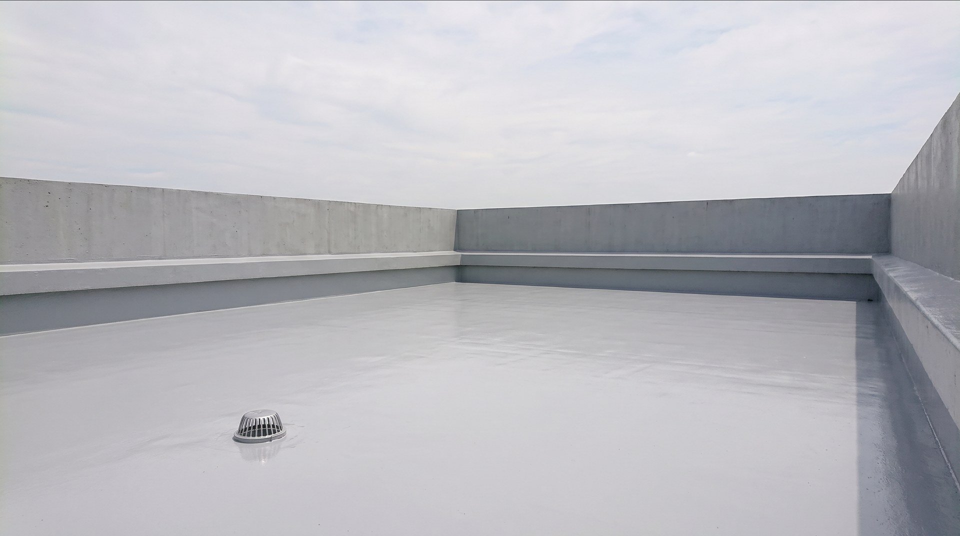 ウレタン防水で仕上げた、建物の屋上の床（AIで作った見本の画像）